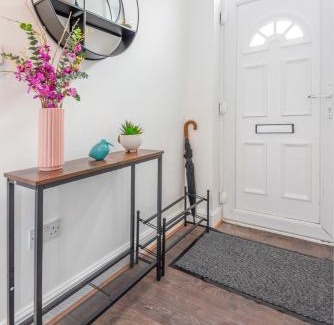 Waltham Forest Apartment | Modern family home w/Wi-Fi, Netflix, self check-in