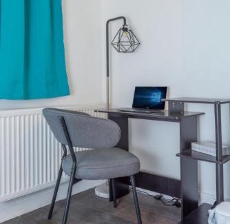 Waltham Forest Apartment | Modern family home w/Wi-Fi, Netflix, self check-in