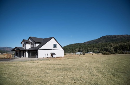 Cle Elum House | Modern Family Mountain Retreat [NEW est. 2023]: Hot Tub, Fire Pit, AC, Starlink