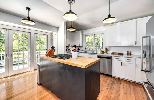 Bainbridge Island Other | MODERN FARMHOUSE with hot tub, spacious deck on 2 acres!