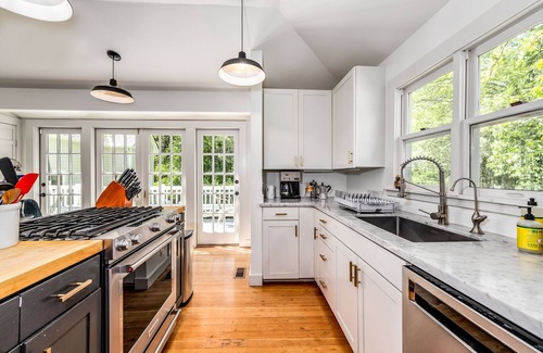 Bainbridge Island Other | MODERN FARMHOUSE with hot tub, spacious deck on 2 acres!