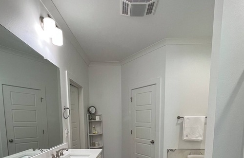 South Baton Rouge House | Modern Farmhouse 5 mins from LSU! PERFECT game day getaway!