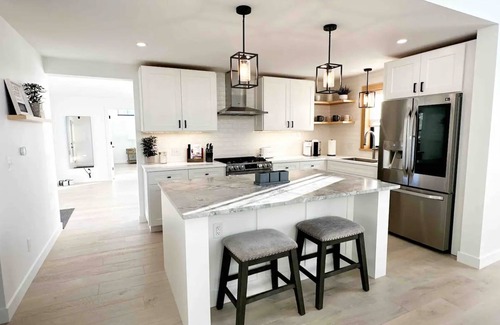 Canandaigua House | Modern Farmhouse Fast Wifi, Hot Tub, Gym, Fireplace, Cozy