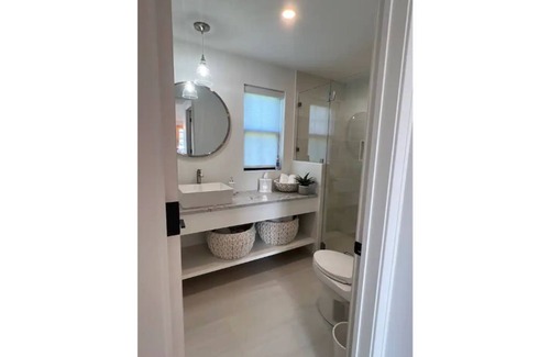 Canandaigua House | Modern Farmhouse Fast Wifi, Hot Tub, Gym, Fireplace, Cozy