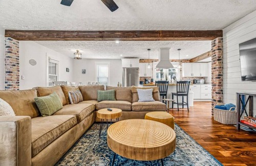 Shenandoah House | Modern Farmhouse w/Hot Tub, Close to SNP