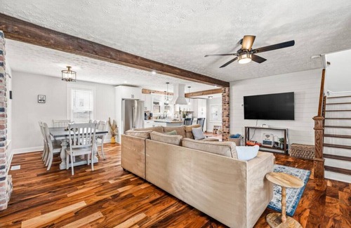 Shenandoah House | Modern Farmhouse w/Hot Tub, Close to SNP
