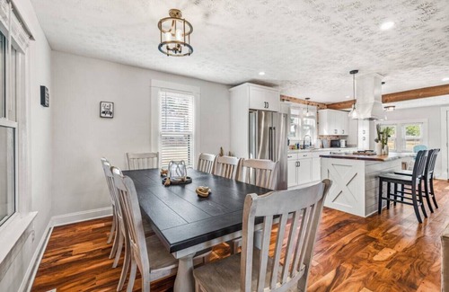 Shenandoah House | Modern Farmhouse w/Hot Tub, Close to SNP