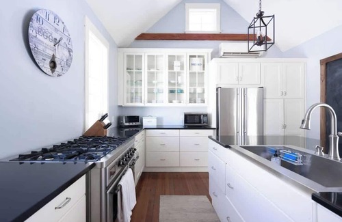 Portsmouth House | Modern Farmhouse with Large Yard