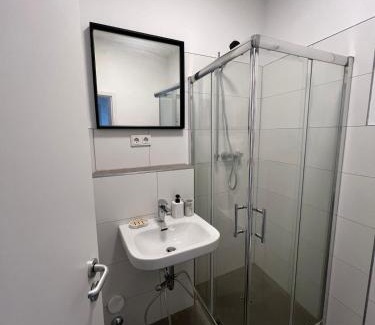Humboldt - Gremberg Apartment | Modern Flat for 3 Guests Near City and Transport