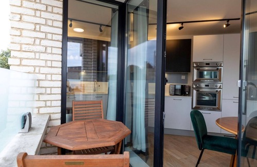 Kentish Town Apartment | Modern Flat with Private Balcony | Lift access