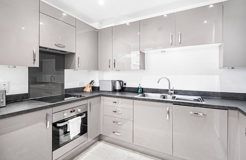 Walworth Apartment | Modern Flat with Balcony, Central London | Pass The Keys