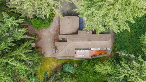 Artondale House | Modern Forest Retreat: Dog Friendly Scenic Views