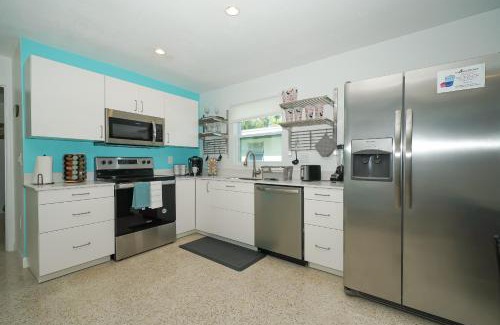 South Sarasota House | Modern & Fresh - Less than 3 miles to the Beach!
