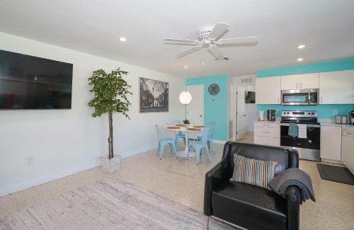 South Sarasota House | Modern & Fresh - Less than 3 miles to the Beach!