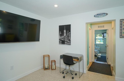 South Sarasota House | Modern & Fresh - Less than 3 miles to the Beach!