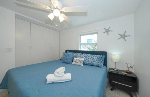South Sarasota Apartment | Modern, Fresh - Only 3 miles to the Beach!