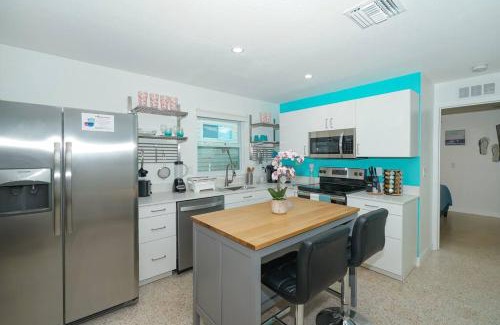 South Sarasota Apartment | Modern, Fresh - Only 3 miles to the Beach!