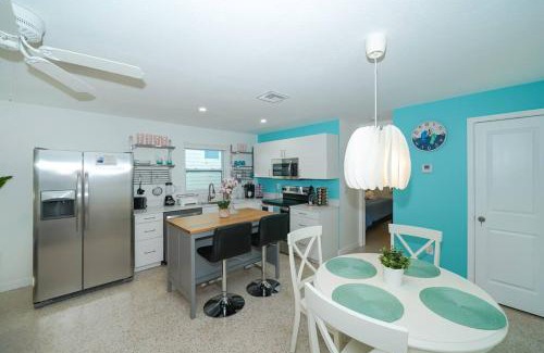 South Sarasota Apartment | Modern, Fresh - Only 3 miles to the Beach!