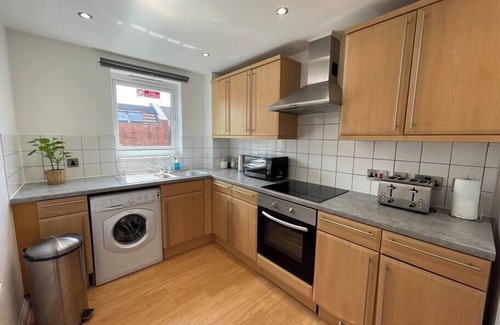 Windmill Hill Apartment | Modern, fresh & spacious apartment with parking