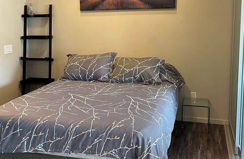 Kelowna Central Business District Condo | Modern fully equiped 2 Bedroom downtown free underground parking