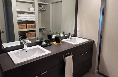 Kelowna Central Business District Condo | Modern fully equiped 2 Bedroom downtown free underground parking