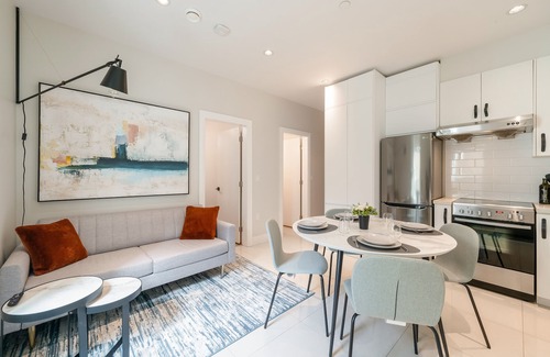 Hastings House | Modern Fully Furnished 2 Bedroom Home Near Renfrew Station