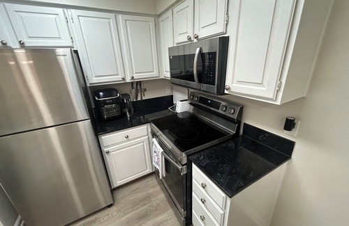 Kessler Condo | Modern Furnished Apartment in Prime Dallas Location