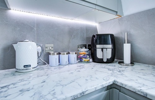 Warwick Apartment | Modern Gem near Victoria Station