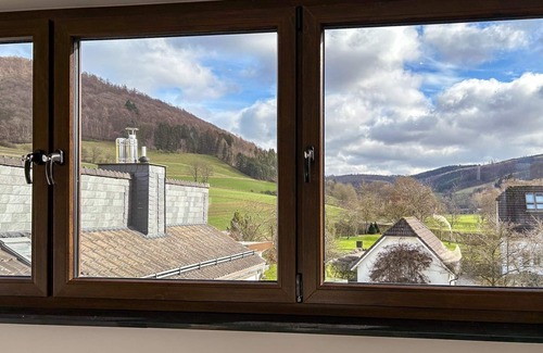 Meschede House | Modern, Gerenoveerd, Splitlevel Vakantiehuis Vlakbij Hennesee