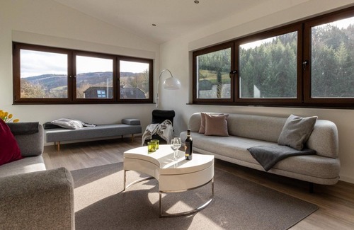 Meschede House | Modern, Gerenoveerd, Splitlevel Vakantiehuis Vlakbij Hennesee