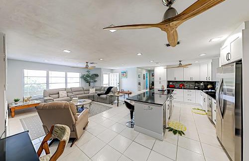 Yacht Club House | Modern Getaway