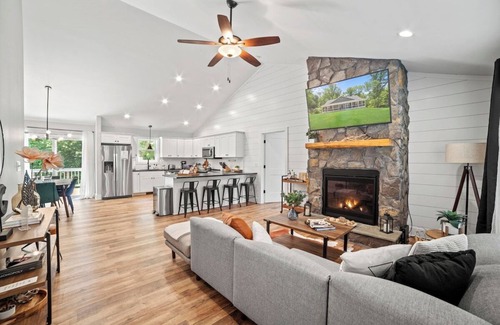 Front Royal House | Modern getaway w/spa & game room