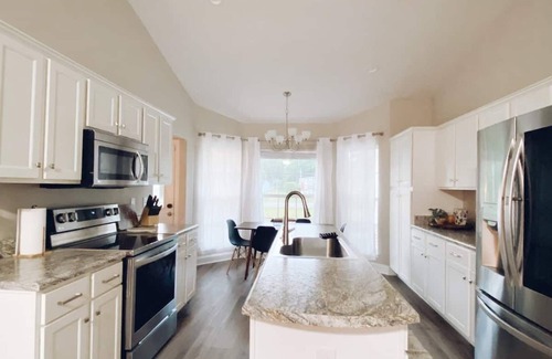 Gulf Breeze House | Modern Getaway with Hot Tub, 9 Miles to Navarre Beach, Shuffleboard, and Games
