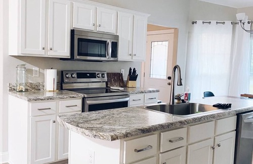 Gulf Breeze House | Modern Getaway with Hot Tub, 9 Miles to Navarre Beach, Shuffleboard, and Games