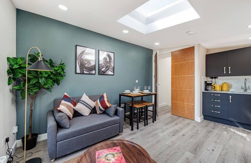 Bounds Green Apartment | Modern Glam - 2BR Apartment in London