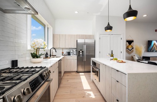 Tobin Hill House | Modern & Gorgeous Rooftop City Views & Close to the Best of Everything in SA!