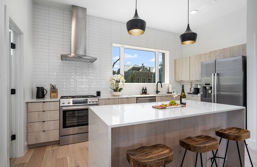 Tobin Hill House | Modern & Gorgeous Rooftop City Views & Close to the Best of Everything in SA!