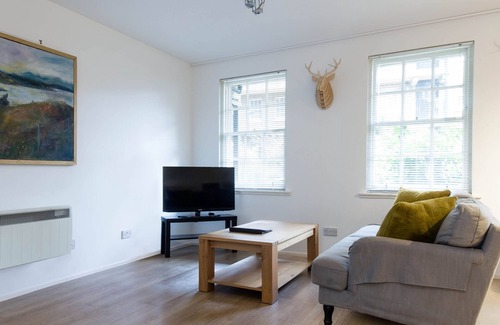 Old Town Apartment | Modern Grassmarket Apartment - central location & free car parking for guests
