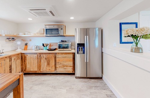 Kitty Hawk Apartment | Modern ground-floor apartment with screened porch - walk to beach