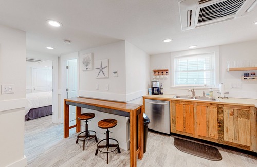 Kitty Hawk Apartment | Modern ground-floor apartment with screened porch - walk to beach