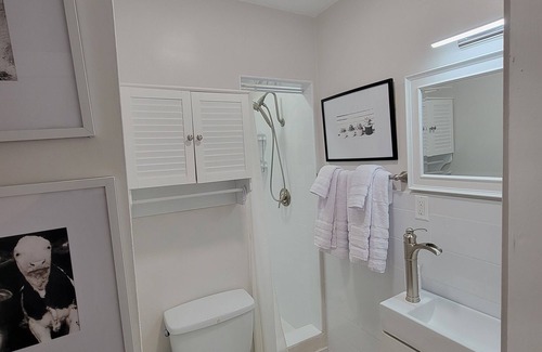 Mango Groves Apartment | Modern guest suite with adorable outdoor lounge!