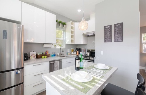 Centennial Cottage | 🌼Modern guesthouse w private patio and ♨️ hot tub
