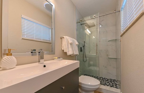 Bay Crest Park House | Modern Heated Pool in a Perfect Location