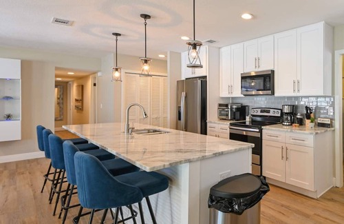 Bay Crest Park House | Modern Heated Pool in a Perfect Location