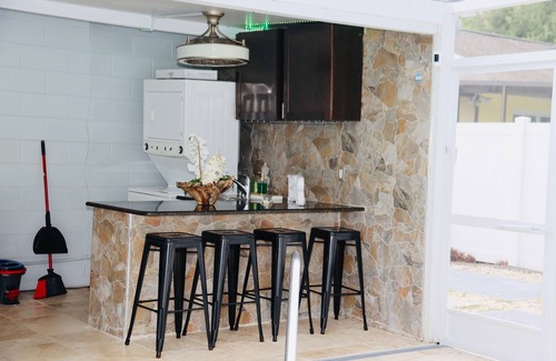 Lake Magdalene House | Modern Heater pool house tampa. Close to the park and zoo