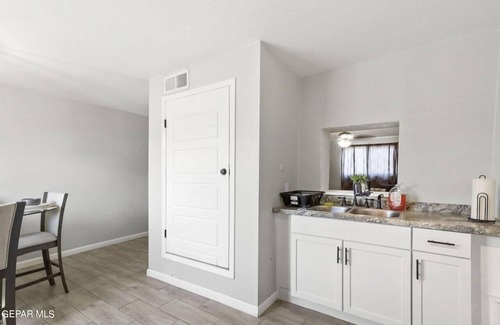 Lakeside Apartment | Modern Hideaway King Suite