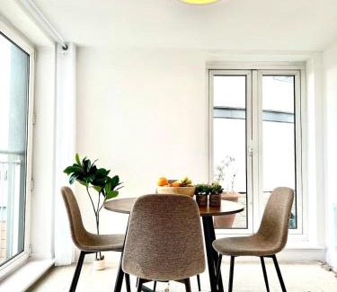 London Borough of Hounslow Apartment | Modern High-Floor 2BR with Terrace & Thames View