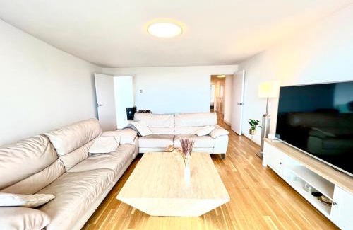 London Borough of Hounslow Apartment | Modern High-Floor 2BR with Terrace & Thames View