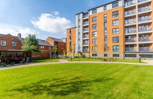 Reading Condo | Modern High-Spec Apartment, Central, with Parking