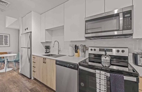 Evans Churchill Apartment | Modern Highrise STU w/Sky Pool, Parking, Gym 08